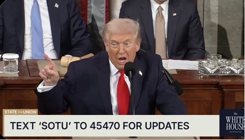 Street_Insights's tweet photo. ひと目で分かる、2026年のトランプ大統領による一般教書演説

① 就任後の成果
・経済の「歴史的な好転」をアピールし、物価・生活費対策を成果として強調
・国境管理での不法入国逮捕の減少を成果と主張。ただし演説での移民言及は意外と少なめ。
・イラン・ベネズエラなどへの迅速な軍事対応を成果として提示
・最高裁が主要関税を無効化した直後にもかかわらず、関税政策の正当性を強調

② 今後の政策方針
・「アフォーダビリティ（生活費の負担軽減）」を最優先テーマとして継続
・移民政策のさらなる強化、有権者ID義務化など（SAVE America Act、下院で可決済み）を推進
・関税を経済政策の柱として維持する姿勢を明確化
・国際安全保障では強硬姿勢を継続

👉なお、トランプ大統領の一般教書演説は1時間48分と過去最長を記録。拍手の回数は122回でした。内容は以下をご参照ください。
https://t.co/scRuWRQ9Jj