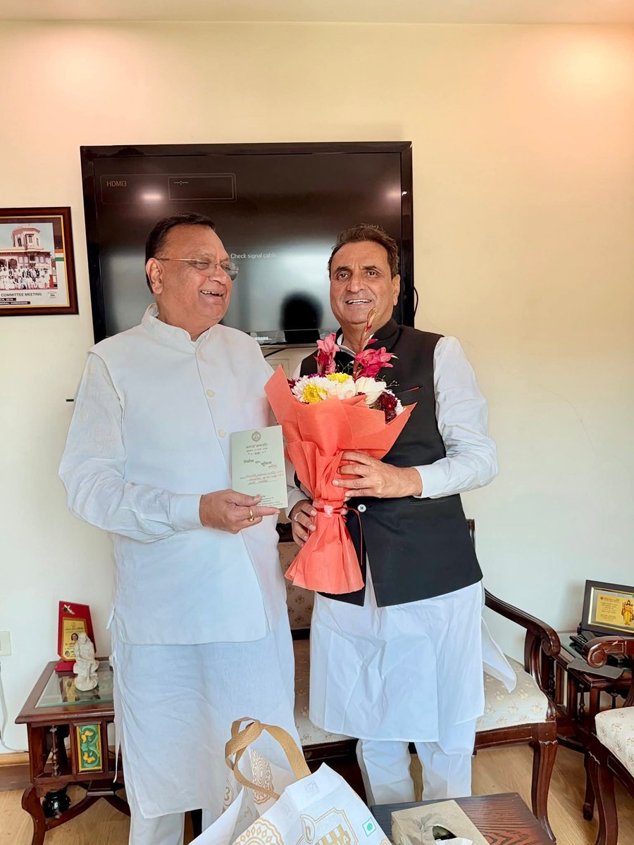 DharmendraR_INC's tweet photo. आज नई दिल्ली में AICC के महासचिव एवं उत्तर प्रदेश कांग्रेस कमेटी के प्रभारी, पूर्व राज्य सभा सांसद श्री अविनाश पांडे जी से उनके आवास पर मुलाकात कर मेरे पुत्र गिरीश राठौड़ के सगाई समारोह की कुंकुम-पत्रिका देकर उन्हें सपरिवार पधारने का निमंत्रण दिया।
@avinashpandeinc 
@GirishRathore7_