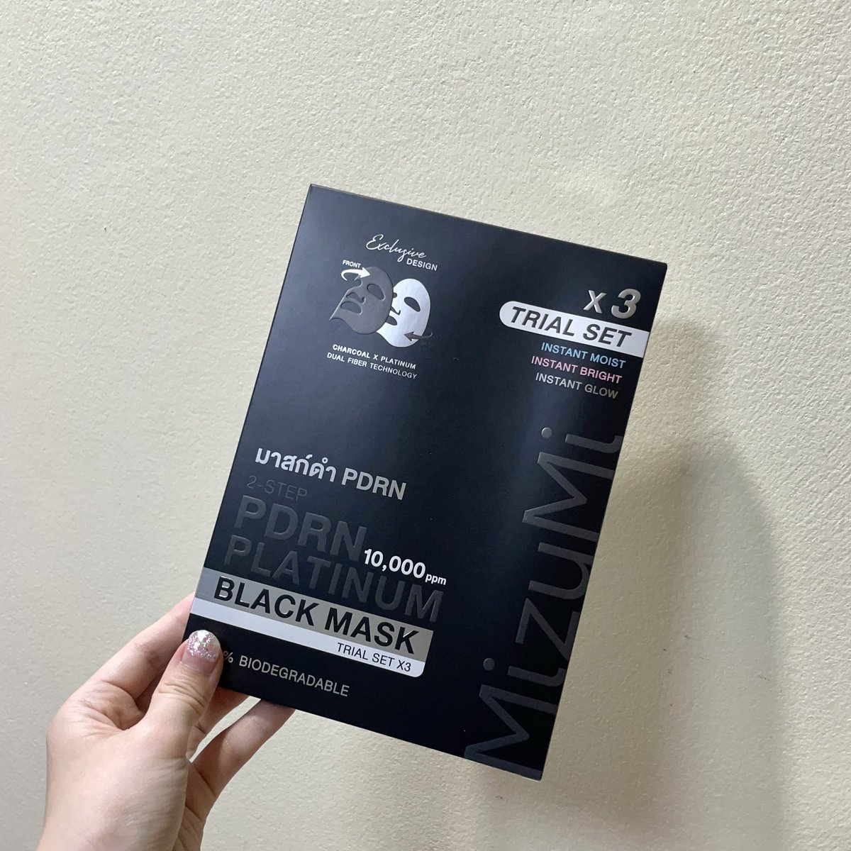 anne_nosorus's tweet photo. ไถฟีดtiktokแล้วเจอเขาตุนมาสก์หน้าเลยแบบไปฟังก็คือมาสก์ดำPDRN จากบ้านMizuMi นี่ก็อยากลองบ้างเลยเอาแบบกล่องที่มี3สูตรมาเลยจะได้รู้ 

🩵แถบฟ้าจะเป็นMoist เน้นเรื่องความชุ่มชื้นไปเลยใครที่ผิวแห้งกร้านต้องสูตรนี้
🩷แถบชมพูจะเป็นBright ผิวหมองให้เลือกสูตรนี้ช่วยเรื่องผิวกระจ่างใส ลดจุดด่างดำ
🩶แถบเทาเป็นGlow ใครเลือกไม่ได้เอาสูตรนี้ไปลองเลยช่วยทั้งความชุ่มชื้น ผิวกระจ่างใส 
ทุกสูตรก็คือต้องทาตัวเนื้อครีมก่อนนะจะมีที่ฉีกอยู่ทาครีมเสร็จแล้วค่อยแปะมาสก์นะ 

อ่อมีอีกสูตรเดี๋ยวแปะรูปให้อันนี้ตัวนี้ช่วยเรื่องลดการระคายเคืองปลอบประโลมผิวลดอุณหภูมิผิวให้ผิวเย็นลงให้ความชุ่มชื้นดีเริ่ด มาสก์สลับกับตัวมาสก์ดำ PDRN แล้วมันดีมากอะ