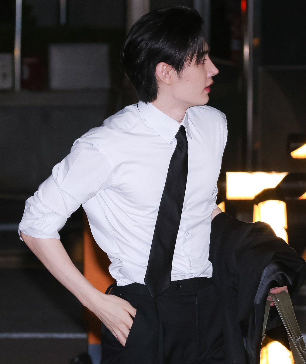 ร่างหนุ่มตี๋ออฟฟิศพึ่งเลิกงานเพราะมีตติ้งยืด