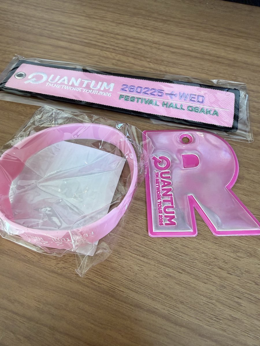 今回のリフレクターキーホルダーは「R」。全部ピンク色だ😆 #TMNETWORK