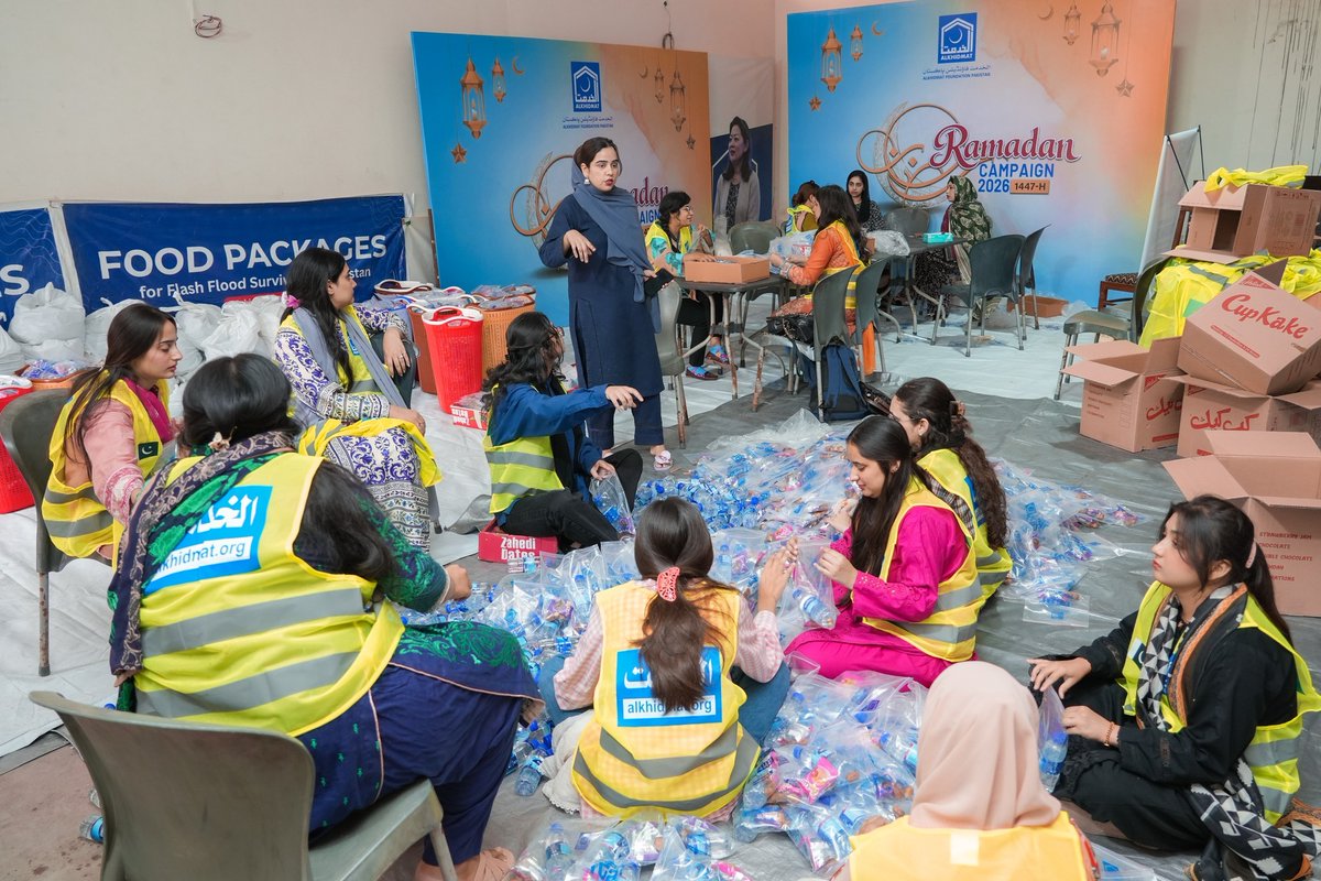 akfcp_official's tweet photo. Alkhidmat volunteers from universities &amp; colleges are serving easy Iftar packs with water, dates &amp; cupcakes to thousands on the streets this Ramadan. Join this charity &amp; donate now!

🔴 03067861023

#Alkhidmat #Ramadan2026 #IftarForAll #Volunteers https://t.co/n0FYuHqEdr