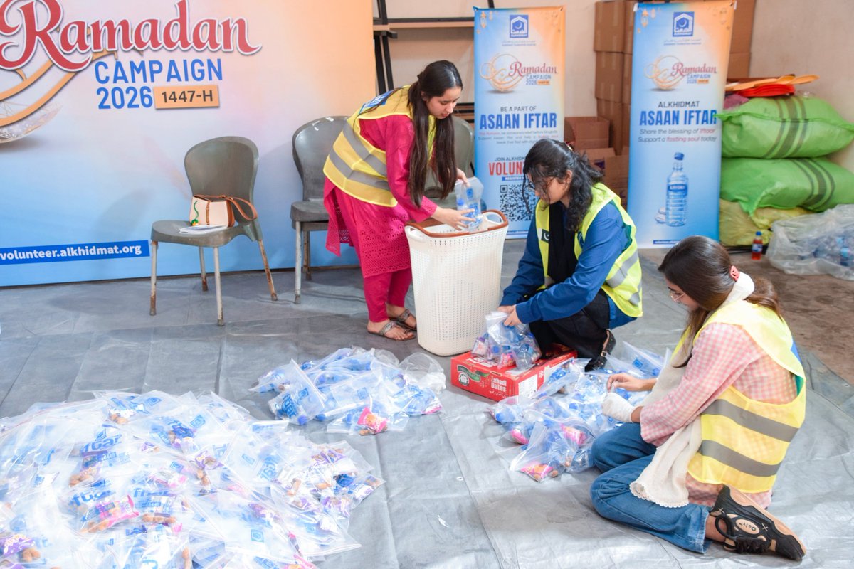 akfcp_official's tweet photo. Alkhidmat volunteers from universities &amp; colleges are serving easy Iftar packs with water, dates &amp; cupcakes to thousands on the streets this Ramadan. Join this charity &amp; donate now!

🔴 03067861023

#Alkhidmat #Ramadan2026 #IftarForAll #Volunteers https://t.co/n0FYuHqEdr