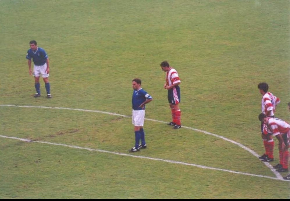 La última vez en Primera División, han pasado casi 26 años. Una vida. Cómo olvidar.
Paulo Bento, Pompei , Gamarra, Valeron y Aguilera.