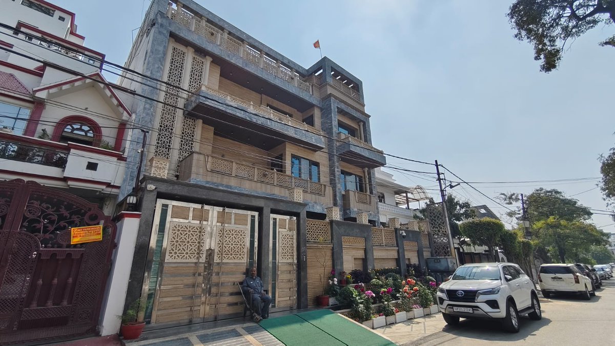 लखनऊ के गोमतीनगर इलाके में बीएसपी विधायक उमाशंकर सिंह के आवास और कार्यालय पर इनकम टैक्स विभाग की बड़ी छापेमारी की गई है। 50 से अधिक अधिकारियों की टीम दस्तावेजों की जांच में जुटी है।