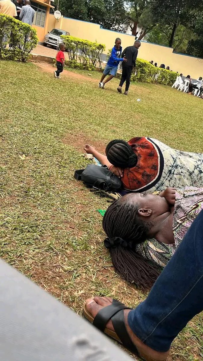 7sur7magazine's tweet photo. #Passeports : tension à l’ambassade de la #RDCongo en #Ouganda. Des Congolais dénoncent des attentes de plusieurs jours et un coût qui grimperait jusqu’à 400 #USD, malgré la reprise annoncée des services #biométriques. https://t.co/AhEGVVjdi5