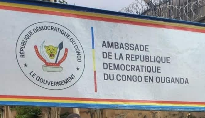 7sur7magazine's tweet photo. #Passeports : tension à l’ambassade de la #RDCongo en #Ouganda. Des Congolais dénoncent des attentes de plusieurs jours et un coût qui grimperait jusqu’à 400 #USD, malgré la reprise annoncée des services #biométriques. https://t.co/AhEGVVjdi5