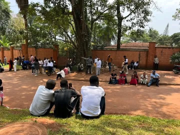 7sur7magazine's tweet photo. #Passeports : tension à l’ambassade de la #RDCongo en #Ouganda. Des Congolais dénoncent des attentes de plusieurs jours et un coût qui grimperait jusqu’à 400 #USD, malgré la reprise annoncée des services #biométriques. https://t.co/AhEGVVjdi5