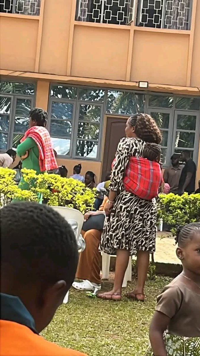 7sur7magazine's tweet photo. #Passeports : tension à l’ambassade de la #RDCongo en #Ouganda. Des Congolais dénoncent des attentes de plusieurs jours et un coût qui grimperait jusqu’à 400 #USD, malgré la reprise annoncée des services #biométriques. https://t.co/AhEGVVjdi5