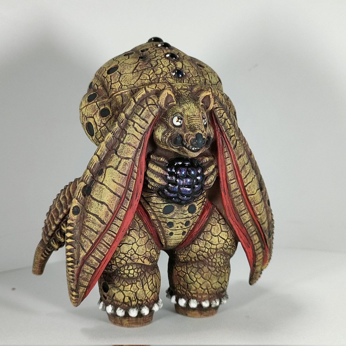 ウルトラ怪獣シリーズ228より 夢幻獣ギルバグのソフビをリペイントしま