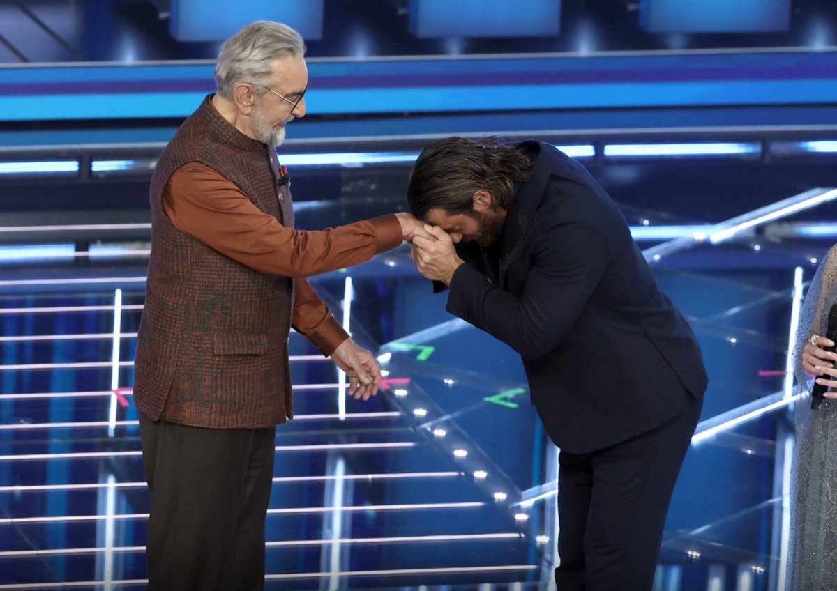 Lo q vivimos ayer fue un día inolvidable q se define por momentos mágicos, alegría compartida y recuerdos que perduran. La esencia de vivir intensamente. Se ha convertido en una  colección de pequeños instantes y magia. 

Brillante, elegante, humilde. GRANDE #CanYaman 👏