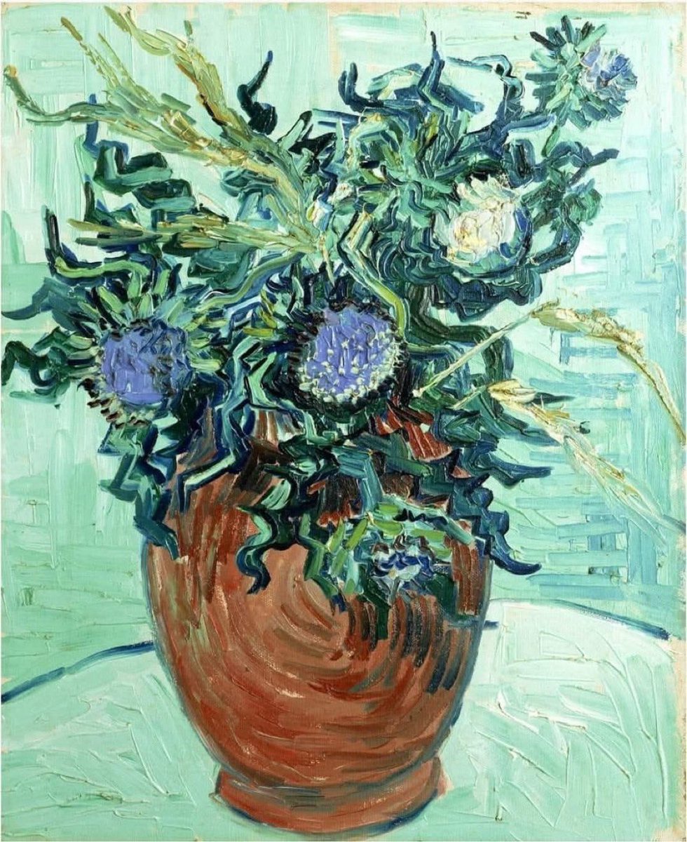 Arteymas_'s tweet photo. El "Jarrón con cardos" de Van Gogh, pintado en Auvers-sur-Oise, captura la vitalidad del jardín de su amigo el Dr. Gachet. Vemos cardos morados en una olla de barro, acompañados de hojas verdes coloridas.

La pintura permaneció en Auvers después de que Van Gogh falleciera en julio de 1890. 

Posiblemente se lo dieron a alguien en el pueblo. La obra finalmente terminó en la colección de un famoso coleccionista de arte francés, a principios del siglo XX. 

Hoy en día, "Jarrón con Cardos" se puede ver en el Museo de Arte Pola en Hakone, Japón.