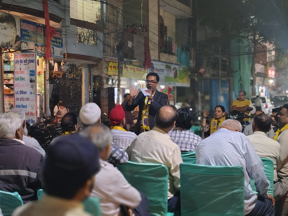 AAPDelhi's tweet photo. एक साल दिल्ली बेहाल, याद आ रहे केजरीवाल‼️

📍जगतपुरी 40 फुटा रोड, कृष्णानगर विधानसभा 

बीजेपी सरकार अपना एक साल पूरा होने का जश्न मना रही है जबकि इनके पहले साल में ही जनता इतनी दुखी हो गई कि अब केजरीवाल सरकार को याद कर रही है।

निकम्मी भाजपा सरकार की पोल खोलते हुए AAP नेता @CAVikasBaggaAap जी ने किया जनसंवाद👇