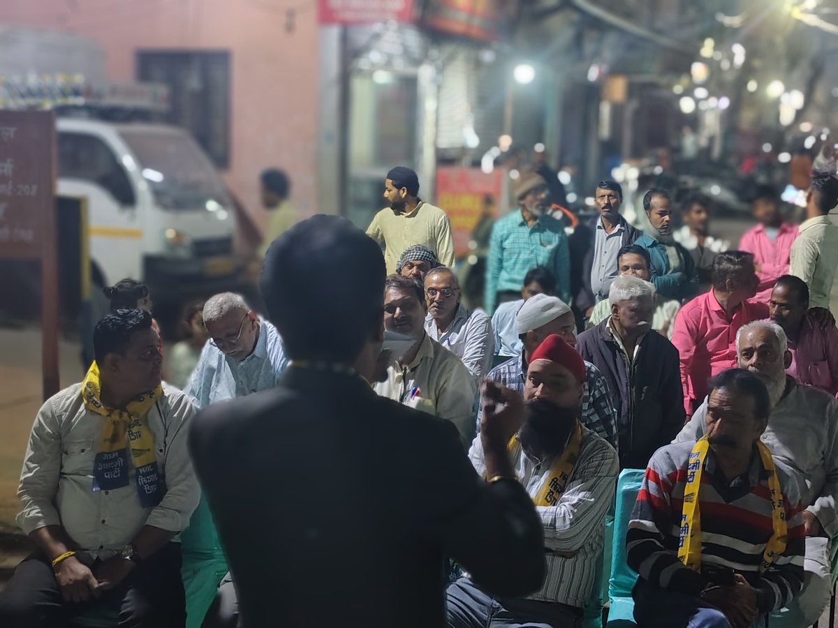 AAPDelhi's tweet photo. एक साल दिल्ली बेहाल, याद आ रहे केजरीवाल‼️

📍जगतपुरी 40 फुटा रोड, कृष्णानगर विधानसभा 

बीजेपी सरकार अपना एक साल पूरा होने का जश्न मना रही है जबकि इनके पहले साल में ही जनता इतनी दुखी हो गई कि अब केजरीवाल सरकार को याद कर रही है।

निकम्मी भाजपा सरकार की पोल खोलते हुए AAP नेता @CAVikasBaggaAap जी ने किया जनसंवाद👇