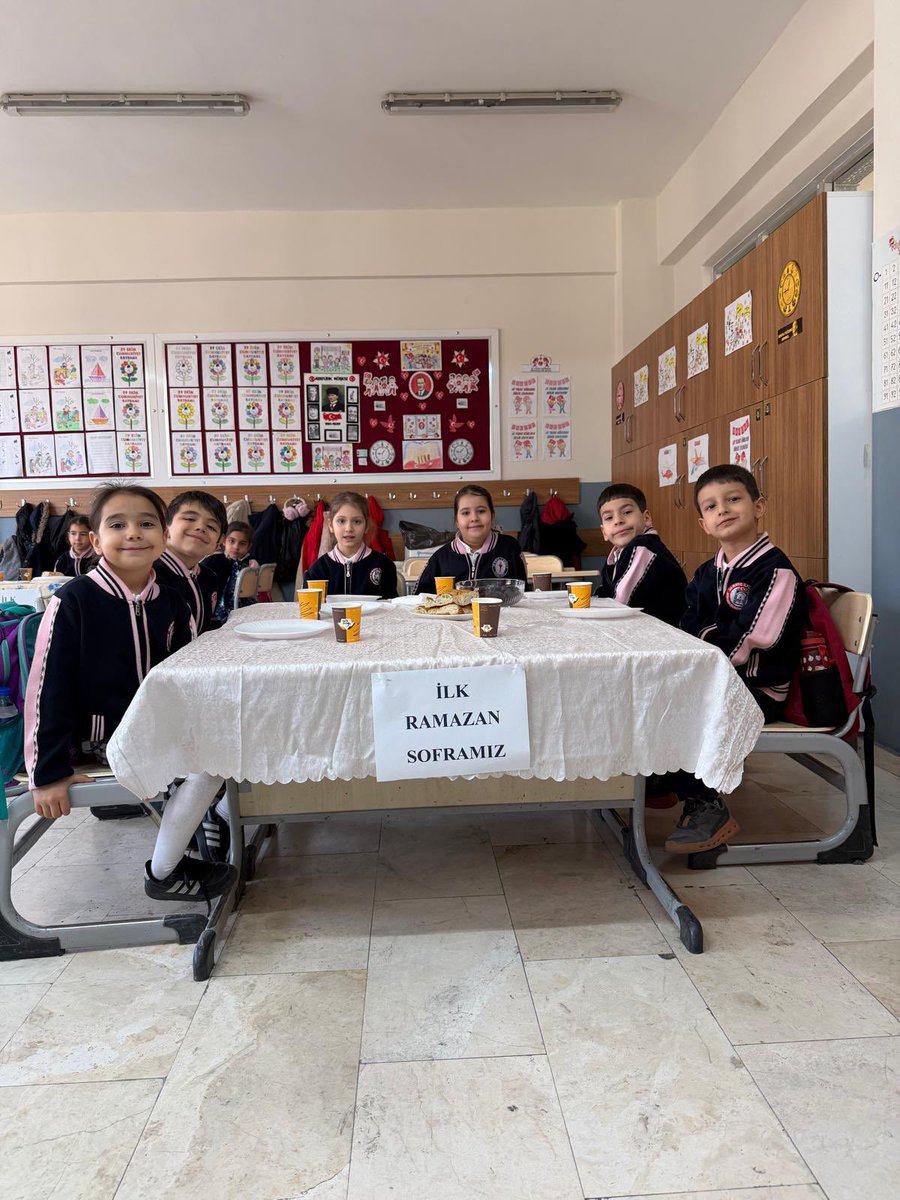 Okulumuz 1-G sınıfı öğrencileri, öğretmenleri Sultan GÜLTEKİN rehberliğinde Ramazan ayı etkinlikleri kapsamında “İlk Ramazan Soframız” etkinliğini gerçekleştirdi.<a href="/bulent_akhan20/">Bülent AKHAN</a> <a href="/OsmanHayta16/">Osman Hayta</a>