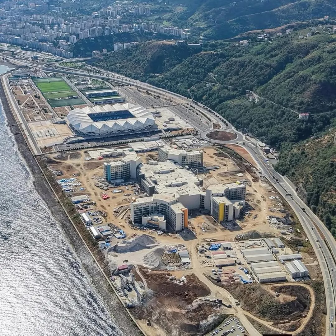 İktidara yakın YDA inşaatın yaptığı ve 11,7 milyar TL harcanan Trabzon Şehir Hastanesi’nin zeminin çöktüğü ve dev bir kütle halinde denize doğru hızla kaydığı öne sürüldü.

(Birgün - Mustafa Bildircin)