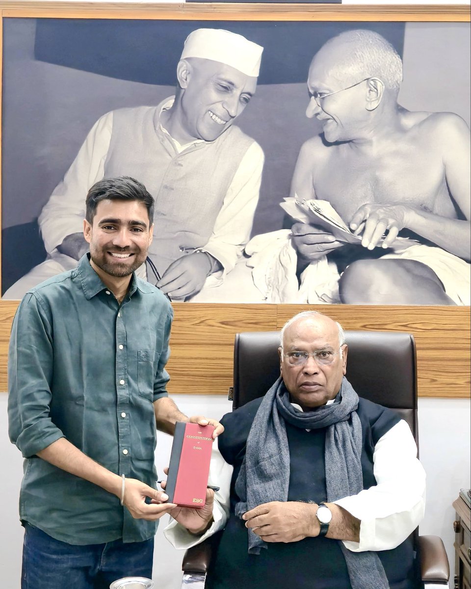 VinodJakharIN's tweet photo. NSUI राष्ट्रीय अध्यक्ष की महत्वपूर्ण जिम्मेदारी सौंपने हेतु मल्लिकार्जुन खड़गे जी से सौहार्दपूर्ण मुलाक़ात कर उनका हृदय से आभार व्यक्त किया तथा 28 फरवरी 2026 को आयोजित “पदभार ग्रहण समारोह” में उन्हें सादर आमंत्रित किया।

एक साधारण एवं गरीब परिवार से आने वाले कार्यकर्ता के रूप में आपके संघर्षपूर्ण और प्रेरणादायी राजनीतिक सफ़र से मुझे निरंतर प्रेरणा मिलती है। मुझ पर व्यक्त किए गए इस विश्वास को मैं संगठन की विचारधारा, मूल्यों और जनसेवा के संकल्प के रूप में स्वीकार करता हूँ।

आपके मार्गदर्शन में पूर्ण निष्ठा और समर्पण के साथ संगठन को सशक्त बनाने तथा युवाओं की आवाज़ को मजबूत करने के लिए सदैव प्रतिबद्ध रहूँगा।

इस विश्वास, स्नेह और सम्मान के लिए पुनः आपका हार्दिक धन्यवाद।
@INCIndia @kharge @RahulGandhi @kcvenugopalmp @kanhaiyakumar @anshultrivedi47