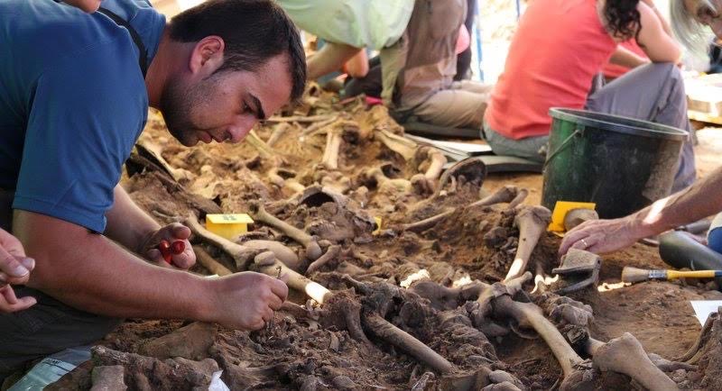 IEV_Valls's tweet photo. 📆 Demà dijous (19h) et convidem a la xerrada Trencant el silenci: La recuperació de les víctimes del franquisme, a càrrec de René Pacheco, arqueòleg i historiador especialitzat en la localització i exhumació de fosses de la Guerra Civil i la dictadura franquista.

#IEV https://t.co/lue2a98IL9