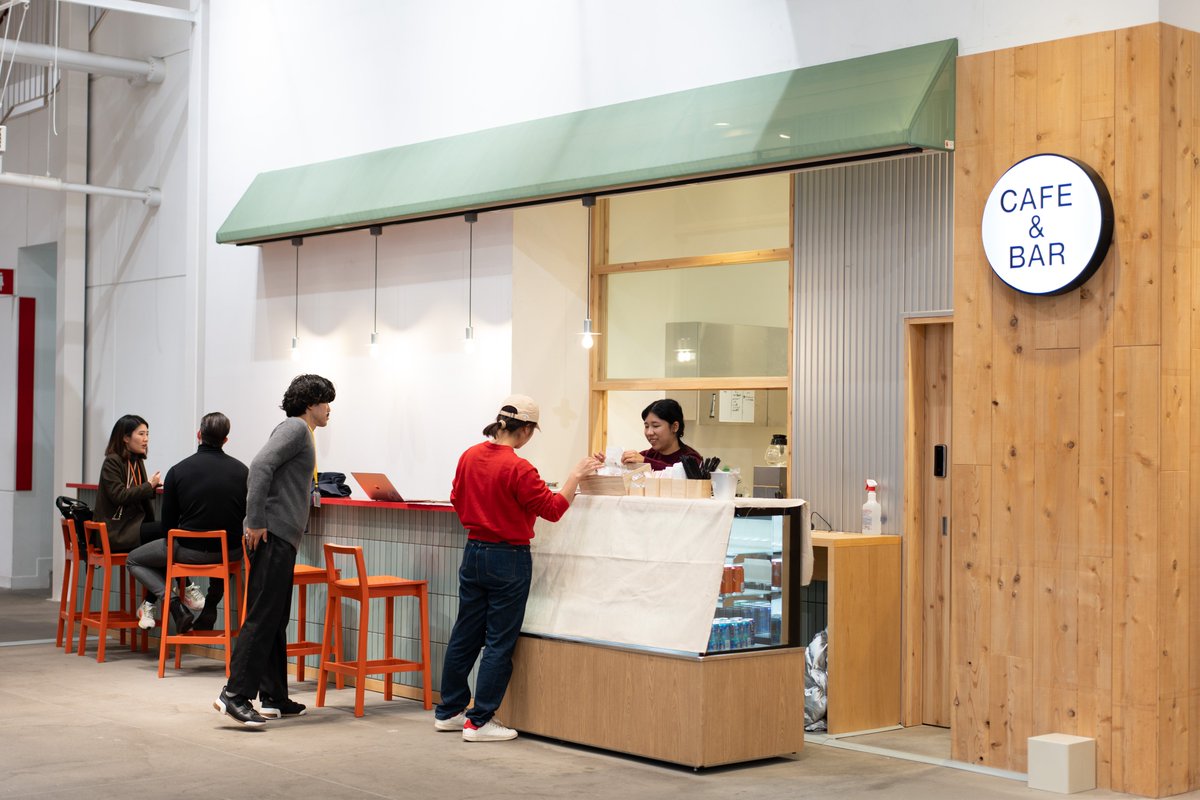 TIBTokyo's tweet photo. Teach me, TIB! 💡

Q: Is there anywhere in TIB where I can grab a light bite? 🍛☕️

A: Yes, the CAFE & BAR on the 1st floor serves light meals and drinks. ✨

The venue also offers curry rice made with ingredients developed by startups, plus financiers and coffee. They're all very tasty! 

🌱 Bonus point: they use sustainable containers. 
👣 If you haven’t stopped by yet, swing by and check it out. 

#TIB #TeachMeTIB
