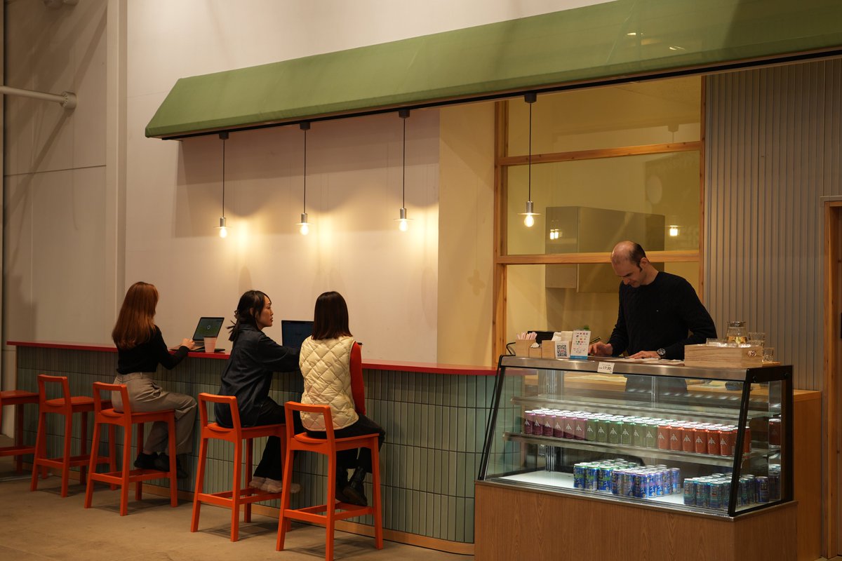 TIBTokyo's tweet photo. Teach me, TIB! 💡

Q: Is there anywhere in TIB where I can grab a light bite? 🍛☕️

A: Yes, the CAFE & BAR on the 1st floor serves light meals and drinks. ✨

The venue also offers curry rice made with ingredients developed by startups, plus financiers and coffee. They're all very tasty! 

🌱 Bonus point: they use sustainable containers. 
👣 If you haven’t stopped by yet, swing by and check it out. 

#TIB #TeachMeTIB