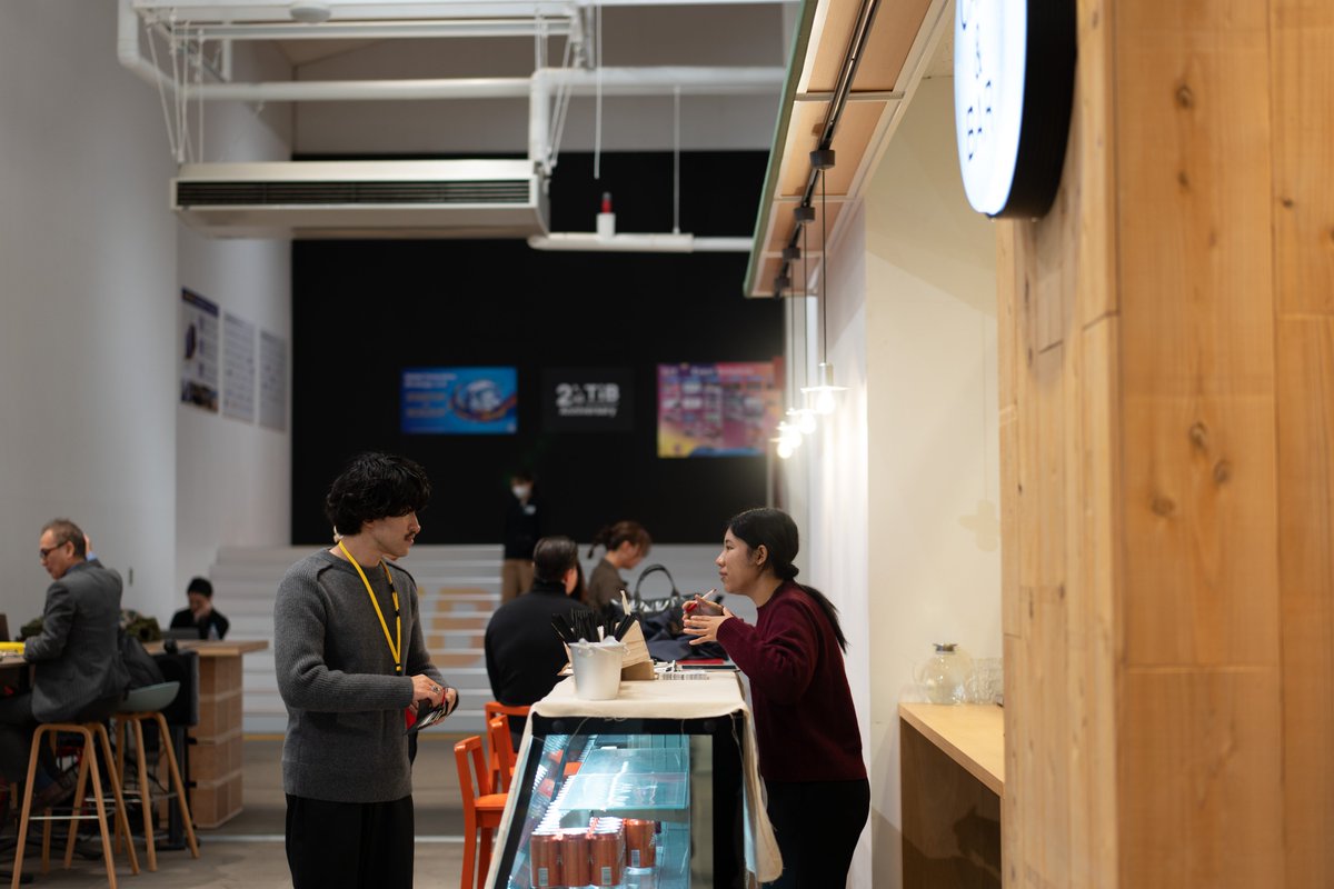 TIBTokyo's tweet photo. Teach me, TIB! 💡

Q: Is there anywhere in TIB where I can grab a light bite? 🍛☕️

A: Yes, the CAFE & BAR on the 1st floor serves light meals and drinks. ✨

The venue also offers curry rice made with ingredients developed by startups, plus financiers and coffee. They're all very tasty! 

🌱 Bonus point: they use sustainable containers. 
👣 If you haven’t stopped by yet, swing by and check it out. 

#TIB #TeachMeTIB
