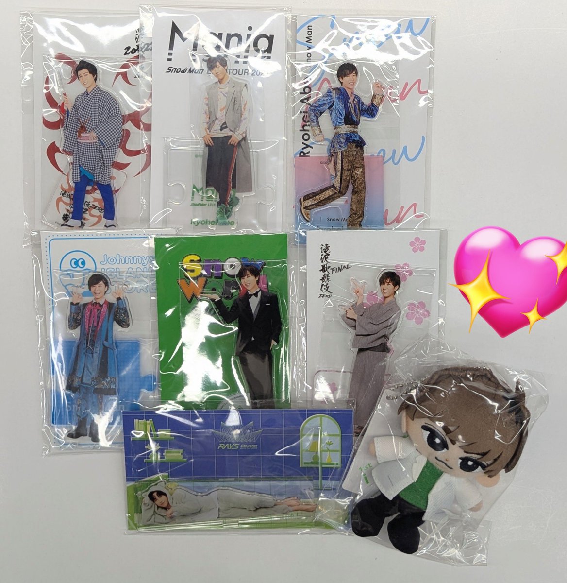 SnowManの阿部亮平さんのアクリルスタンドとすのチルぶら下がり