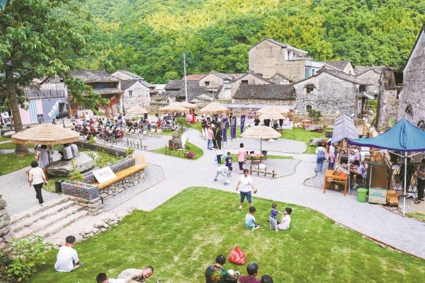 BELE5U's tweet photo. What does a "correct view on governance" look like? It means putting people first. 👴👵 In Ningbo"s Jiangbei District, this means integrated public service hubs providing "15-minute living circles" for seniors and families.❤️ #CommonProsperity #ServiceForPeople https://t.co/ipDND0Efhc