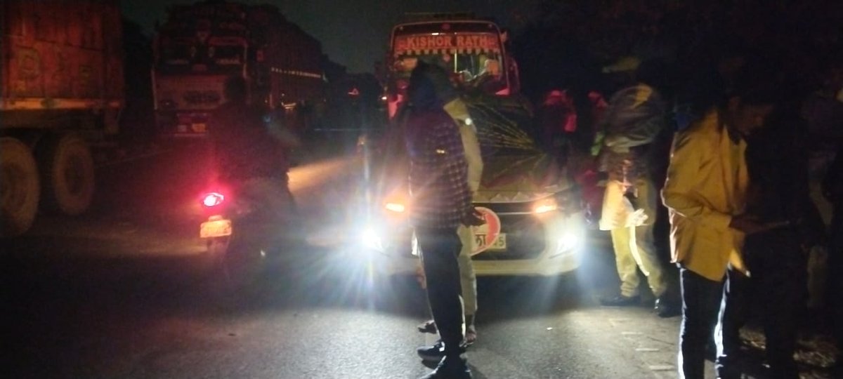 prabhatkhabar's tweet photo. BREAKING | Gaya
वजीरगंज के पिपरा गांव के पास NH-82 पर व्यवसायी चुनचुन कुमार का शव मिलने से बवाल. पुलिस हादसा बता रही, परिजनों ने हत्या का आरोप लगाकर हाईवे जाम कर दिया. घंटों यातायात बाधित रहा.
#Gaya #NH82 #BreakingNews #Bihar #RoadJam https://t.co/feqbE84Rbr