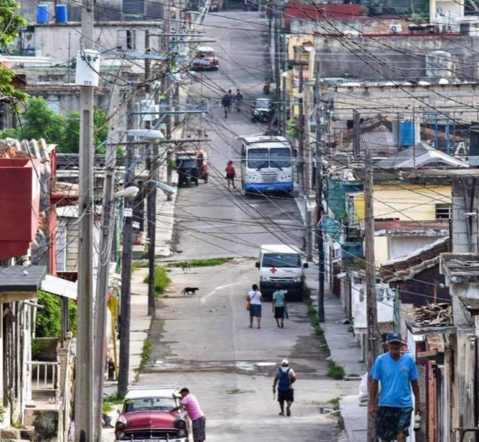 CubaOrtografia's tweet photo. ¿Cuba o Brasil?

Hay calles en América Latina que se parecen entre sí como primas lejanas marcadas por el abandono. Cableado enredado como una telaraña neurótica, fachadas despintadas que enseñan el hueso del ladrillo, perros flacos y desnutridos cruzando sin mirar, postes torcidos que sostienen milagros eléctricos. En un barrio marginal de Brasil, como la periferia de Recife o alguna favela de Río de Janeiro, esa precariedad suele convivir con algo más; expansión improvisada, sí, pero también movimiento comercial, mototaxis, puestos informales, música saliendo de una ventana, antenas satelitales apuntando al cielo como desafío. Hay desorden, hay pobreza; y mucha, pero también hay dinamismo. La miseria allí es hija de la desigualdad histórica, de la urbanización caótica, de la violencia estructural y de la corrupción política que es permitida, en parte, por votantes ignorantes que no saben dónde y cómo poner un paro a tanto descaro. No es un modelo económico cerrado que prometió el paraíso y entregó ruinas. Ni es un sistema político que se vende como el mejor del mundo y no ha cambiado nada en casi 70 años.

En Cuba, el deterioro no es periférico; es sistémico. No nace de la exclusión del mercado sino de su estrangulamiento. Desde 1968, con la llamada Ofensiva Revolucionaria, Fidel Castro arrasó hasta con los timbiriches privados; 55 000 pequeños negocios fueron estatizados en cuestión de semanas. Se decretó que todo debía pasar por las manos del Estado, ese Estado que medio siglo después no puede garantizar ni el cableado ordenado ni la pintura de una fachada. En Brasil, el barrio pobre está al margen del sistema; en Cuba, el barrio entero es el sistema.

En una favela brasileña hay tráfico ilegal, sí; pero también hay propiedad privada, compraventa, alquiler informal, inversión pequeña que crece si hay suerte. En la Isla, durante décadas, ni siquiera se podía vender una casa libremente. Hasta las reformas parciales de 2011 el mercado inmobiliario estuvo asfixiado por prohibiciones heredadas del dogma. La pobreza brasileña es brutal; la cubana es homogénea, administrada desde la cúpula, nivelada hacia abajo con una férrea disciplina ideológica.

El contraste es incómodo para la narrativa romántica del castrismo. Porque la izquierda continental vendió durante años la imagen de Cuba como vitrina moral frente al «capitalismo salvaje» latinoamericano. Sin embargo, en muchas periferias brasileñas, con todos sus males, se ve algo que en la Isla escasea: iniciativa individual sin pedir permiso, comercio que no depende de una libreta de racionamiento, techos que mejoran cuando alguien prospera. En Cuba, si mejoras demasiado, levantas sospechas y terminas perdiéndolo todo.

Brasil carga con dictaduras pasadas, corrupción endémica y desigualdad obscena; pero no convirtió la escasez en doctrina ni la ruina en épica discursiva. El castrismo sí. Lo hizo desde 1959 y lo consolidó en los 70 bajo el modelo soviético, cuando la economía quedó atada a los subsidios de Moscú hasta 1991. Cuando la URSS colapsó, quedó al desnudo la estructura; sin petróleo regalado, el «hombre nuevo» resultó ser un sobreviviente haciendo malabares con lo poco que hay.

Comparar no es absolver a Brasil ni santificar su realidad marginal. Es desnudar una mentira persistente. La favela es producto de fallas múltiples; el barrio cubano degradado es consecuencia directa de una planificación central que fracasó y nunca rindió cuentas. En un caso, la pobreza es síntoma de desigualdad; en el otro, es política de Estado maquillada de justicia social.

Ahí está la diferencia; uno promete movilidad y la niega a muchos. El otro prometió redención total y entregó un paisaje detenido en el tiempo, con cables cruzados como metáfora perfecta del enredo ideológico que lo produjo.