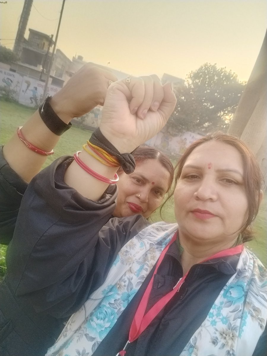 Sunita83449048's tweet photo. दिनांक 23,24,25 फरवरी को TET के विरोध एवं अपने हक में अपनी आवाज उठाते हुए हमने काली पट्टी बांधकर ड्यूटी निर्वहन किया। यह काली पट्टी अब प्रतीक नहीं, प्रतिरोध है!.✊
शिक्षक एकता जिंदाबाद✊
एक एक साथी जिंदाबाद✊
#justiceforteachers 
#कालाकानूनवापसलो
#NoTETbeforeRTEact 
@TeachersFed https://t.co/81oQEDewvh