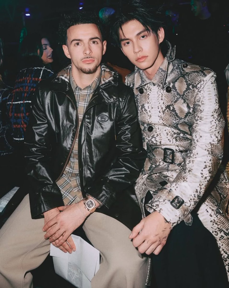 IG : mensfoliomy
[instagram.com/p/DVK9KNakijr/…]

Still stuck in that @burberry state of mind ☁️☁️

Trench coats, checkered prints, and expensive faces — that’s what #BurberryWinter2026 delivered. The brand, loyal to its heritage and proudly British, somehow keeps making classic feel