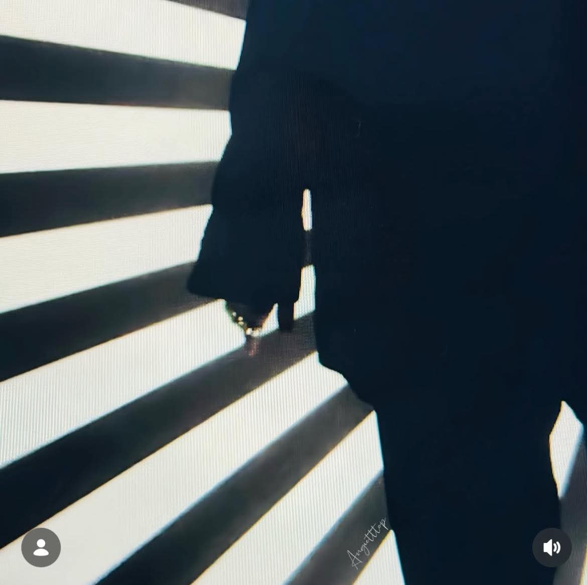 CSHVNFP's tweet photo. A fan zoomed in and noticed that in the STUDIO 54 teaser, T.O.P is wearing multiple rings on his right hand.

Although the image isn’t very clear, they could possibly be designs from Alexander McQueen again, which reminds me of the iconic four-finger ring set from the same brand that he used to wear.

If you’ve been a fan since around 2009–2010, during the promotions for IRIS, the release of Turn It Up, and the Electric Love Tour, then you’re probably very familiar with this piece

This is simply a post of reminiscence and association, not a confirmation that T.O.P is wearing the exact same ring set again.

Credit picture:Angietttop_

#TTTOP #ChoiSeungHyun #탑 #최승현