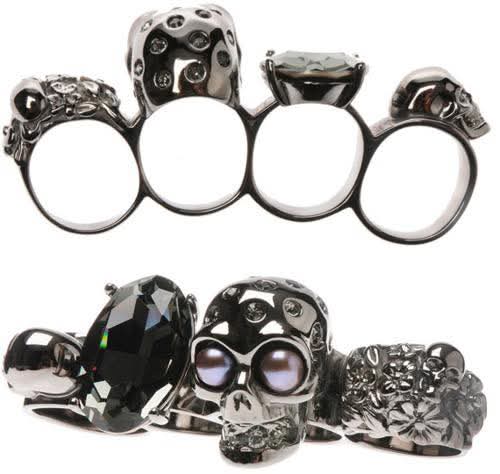 CSHVNFP's tweet photo. A fan zoomed in and noticed that in the STUDIO 54 teaser, T.O.P is wearing multiple rings on his right hand.

Although the image isn’t very clear, they could possibly be designs from Alexander McQueen again, which reminds me of the iconic four-finger ring set from the same brand that he used to wear.

If you’ve been a fan since around 2009–2010, during the promotions for IRIS, the release of Turn It Up, and the Electric Love Tour, then you’re probably very familiar with this piece

This is simply a post of reminiscence and association, not a confirmation that T.O.P is wearing the exact same ring set again.

Credit picture:Angietttop_

#TTTOP #ChoiSeungHyun #탑 #최승현