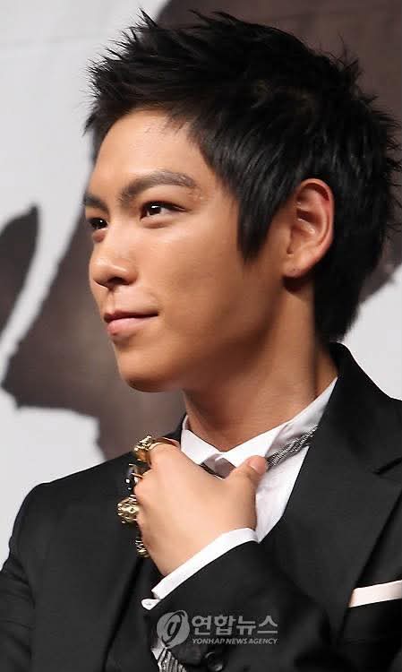 CSHVNFP's tweet photo. A fan zoomed in and noticed that in the STUDIO 54 teaser, T.O.P is wearing multiple rings on his right hand.

Although the image isn’t very clear, they could possibly be designs from Alexander McQueen again, which reminds me of the iconic four-finger ring set from the same brand that he used to wear.

If you’ve been a fan since around 2009–2010, during the promotions for IRIS, the release of Turn It Up, and the Electric Love Tour, then you’re probably very familiar with this piece

This is simply a post of reminiscence and association, not a confirmation that T.O.P is wearing the exact same ring set again.

Credit picture:Angietttop_

#TTTOP #ChoiSeungHyun #탑 #최승현