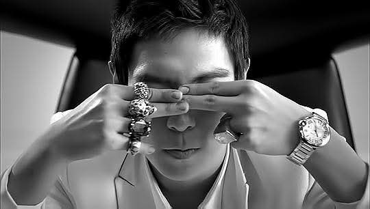 CSHVNFP's tweet photo. A fan zoomed in and noticed that in the STUDIO 54 teaser, T.O.P is wearing multiple rings on his right hand.

Although the image isn’t very clear, they could possibly be designs from Alexander McQueen again, which reminds me of the iconic four-finger ring set from the same brand that he used to wear.

If you’ve been a fan since around 2009–2010, during the promotions for IRIS, the release of Turn It Up, and the Electric Love Tour, then you’re probably very familiar with this piece

This is simply a post of reminiscence and association, not a confirmation that T.O.P is wearing the exact same ring set again.

Credit picture:Angietttop_

#TTTOP #ChoiSeungHyun #탑 #최승현