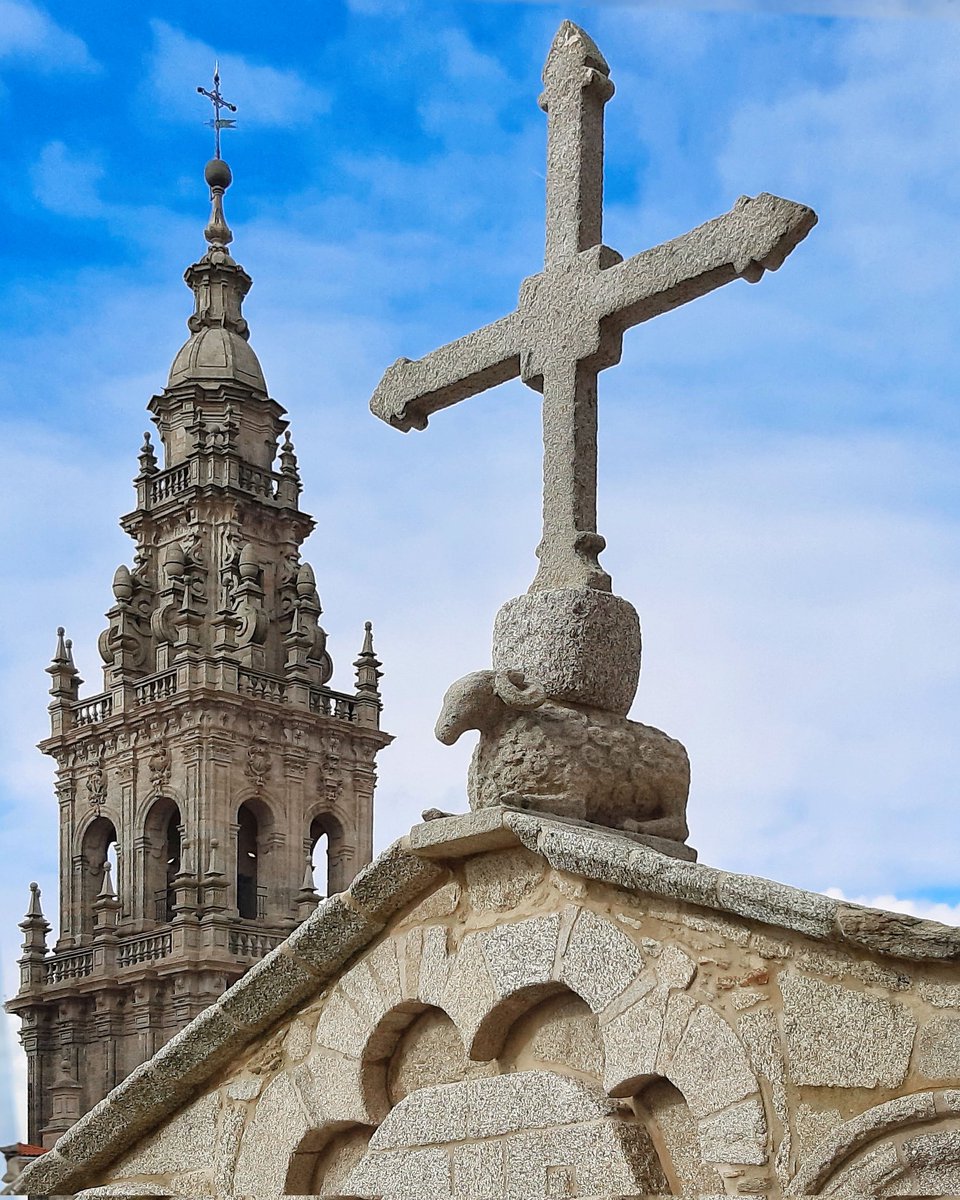 RomanicoEspana's tweet photo. Una experiencia más que recomendable la visita a las cubiertas de la Catedral de Santiago de Compostela #BuenosDias https://t.co/fpNIY0pd5V