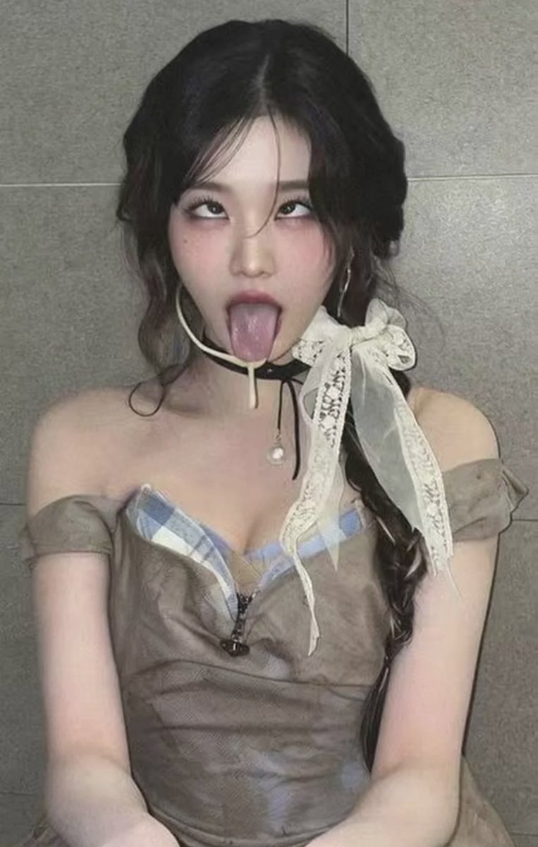 ghoster2054498's tweet photo. 越漂亮的女人就越会骗人。从小众星捧月、光 鲜靓丽，在家乖巧清纯，在外傲慢高冷。对舔 狗不屑一顾的你，其实内在填满了淫贱的本 质，渴望被凌辱被使用被踩在脚下，被变态的 需要”，成就你的母狗价值。 https://t.co/o9H5tBQFEY