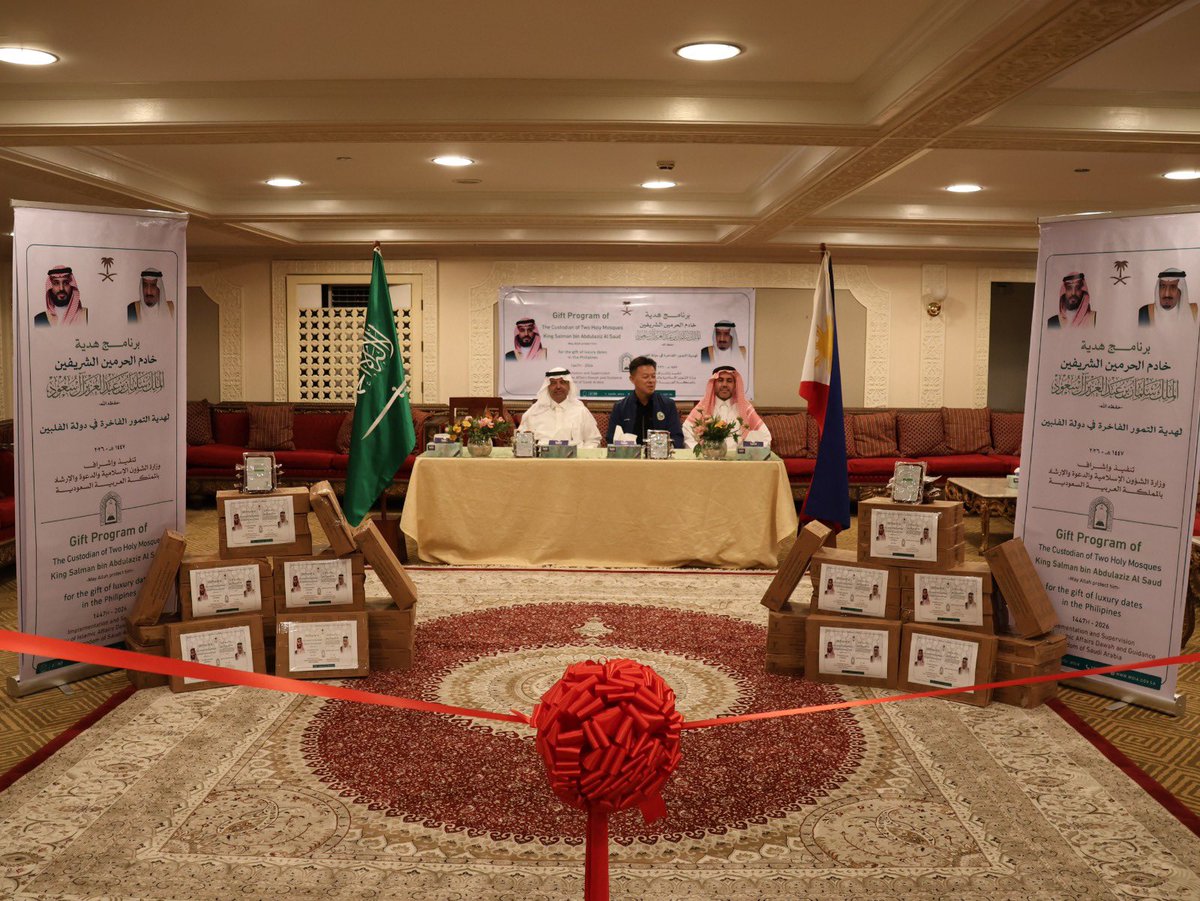 KSAembassyPH's tweet photo. دشن سعادة سفير خادم الحرمين الشريفين لدى جمهورية الفلبين الأستاذ/ فيصل بن إبراهيم الغامدي، برنامج هدية خادم الحرمين الشريفين الملك سلمان بن عبدالعزيز ال سعود - حفظه الله- للتمور الفاخرة لجمهورية الفلبين  بحضور معالي وزير المفوضية الوطنية لشؤون المسلمين/ سابوالدين عبدالرحيم، وعبر معاليه عن شكره وامتنانه لمقام خادم الحرمين الشريفين على هذا الإهداء الذي سينتفع به المسلمين.