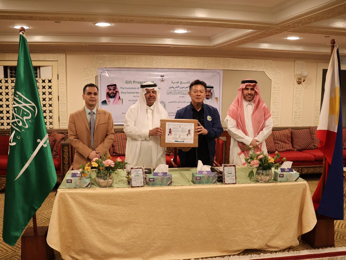 KSAembassyPH's tweet photo. دشن سعادة سفير خادم الحرمين الشريفين لدى جمهورية الفلبين الأستاذ/ فيصل بن إبراهيم الغامدي، برنامج هدية خادم الحرمين الشريفين الملك سلمان بن عبدالعزيز ال سعود - حفظه الله- للتمور الفاخرة لجمهورية الفلبين  بحضور معالي وزير المفوضية الوطنية لشؤون المسلمين/ سابوالدين عبدالرحيم، وعبر معاليه عن شكره وامتنانه لمقام خادم الحرمين الشريفين على هذا الإهداء الذي سينتفع به المسلمين.