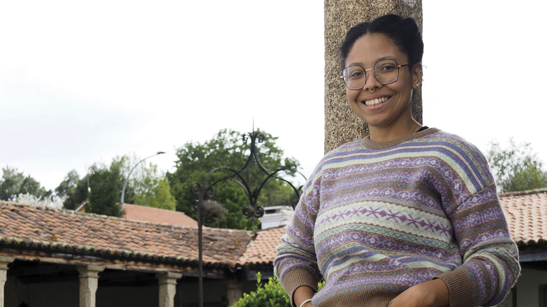 La venezolana Zinthia Álvarez Palomino, cofundadora de Afrogalegas, ha publicado 'Mujeres negras en la ciencia' y 'Mujeres negras en la filosofía', dos libros con los que busca cambiar la imagen de las mujeres negras en la sociedad.
Por Gonzalo Vitón. mundonegro.es/el-discurso-an…