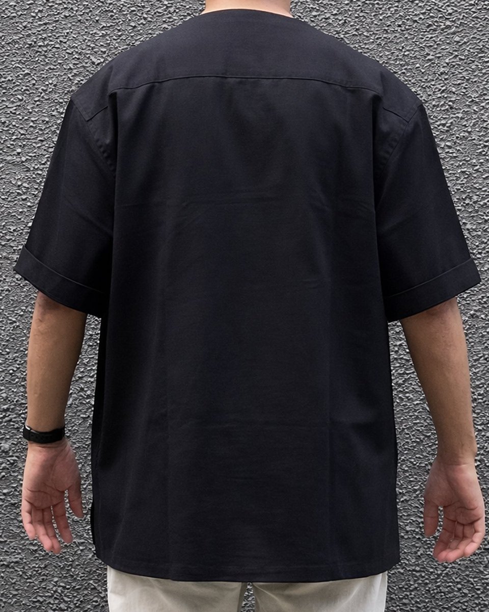 118harilagi's tweet photo. Baju koko ini collarless design, jadi ada sedikit kesan oversize, tapi look tetap rapi dan clean pas dipake.

Bajunya tersedia di tiga warna: Black, Beige and Olive.

Untuk lengkapnya bisa cek disini ya: https://t.co/NiZs55qBsH https://t.co/Hvlyz7o8Kh