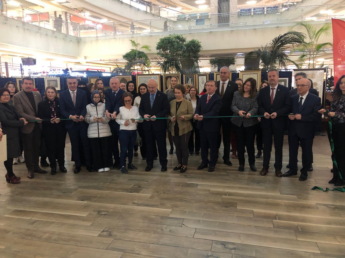 Kaymakamımız Sayın Abdullah Demir, Merkezefendi Halk Eğitimi Merkezi tarafından Peygamberimizin Doğumunun 1500. yılı münasebetiyle düzenlenen." Sanatın Diliyle Değerlerimiz" temalı Tezhip, Ebru. Hüsn-ü Hat Sergisi açılışına katıldı.