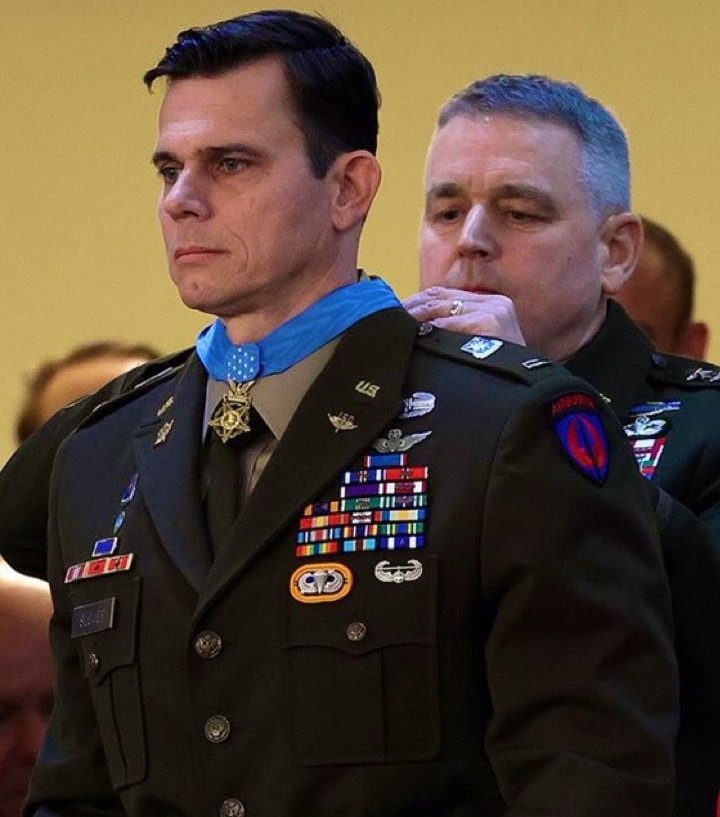 El 3 de Enero de 2026, Eric Slover, Piloto de un MH-47G Chinook adscrito al regimento del 160 SOAR Nightstalkers, lideró el aterrizaje de Helicopteros en la operación
#AbsoulteResolve que extrajo a Maduro de su Bunker en Fuerte tiuna.

Mientras se preparaba para aterrizar,