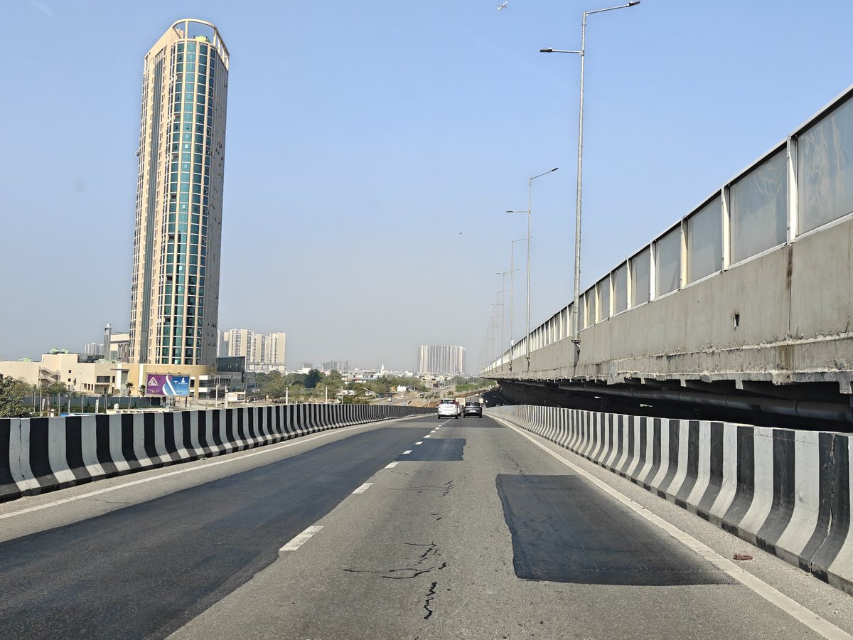 RealAndhbhakt's tweet photo. @NHAI_Official NHAI aap se request hai Dwarka Expressway abhi naya hi hai but already kaafi jagah patch work dikh raha hai. Road quality better maintain honi chaiye. Please look into this. Contractor cleaning bhi nahi karwa rahe hai and expressway ke niche bhi kuch maintain nhi ho raha hai https://t.co/bsci2fNUgB