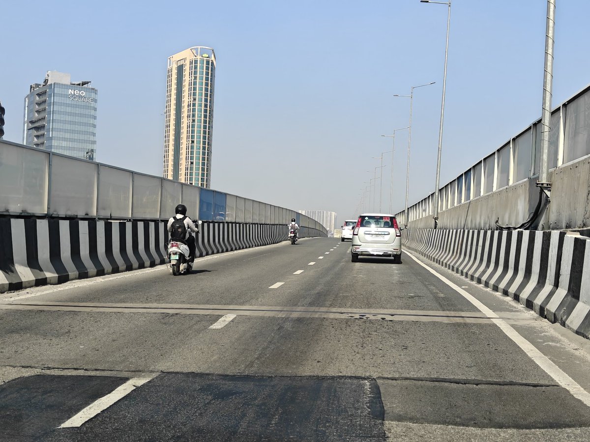 RealAndhbhakt's tweet photo. @NHAI_Official NHAI aap se request hai Dwarka Expressway abhi naya hi hai but already kaafi jagah patch work dikh raha hai. Road quality better maintain honi chaiye. Please look into this. Contractor cleaning bhi nahi karwa rahe hai and expressway ke niche bhi kuch maintain nhi ho raha hai https://t.co/bsci2fNUgB