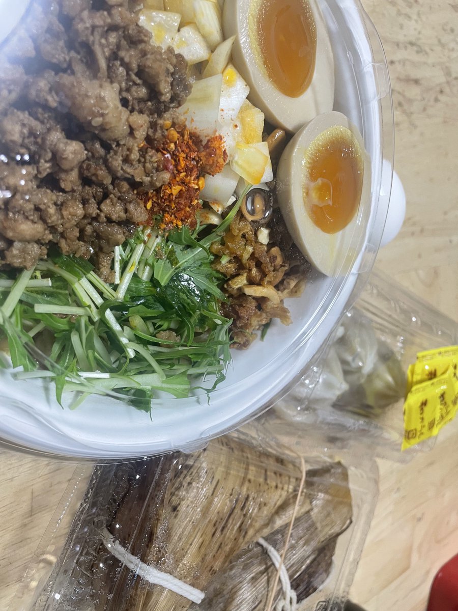 anier_kanrinin's tweet photo. 最新自撮り棒やっぱり息子の方が使いこなすの早い😌麗菜機能全部覚えれない、、

お昼は  #まぜそばひよこ の汁なし担々麺🌶  #Misstea 小籠包＆ちまき＆タピオカ鉄観音ティー🧋 https://t.co/el1E1G3rHF