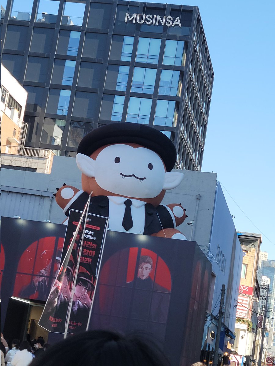 안녕하세요 오랜만이에요
팝업에 다녀왔어요
굿즈 소진 너무 빨려서 랜덤굿즈를 증사밖에 못삼;;;
마녀 그려놓고 증사깡허니까 술사 나왔어요 다행 ㅎㅎ