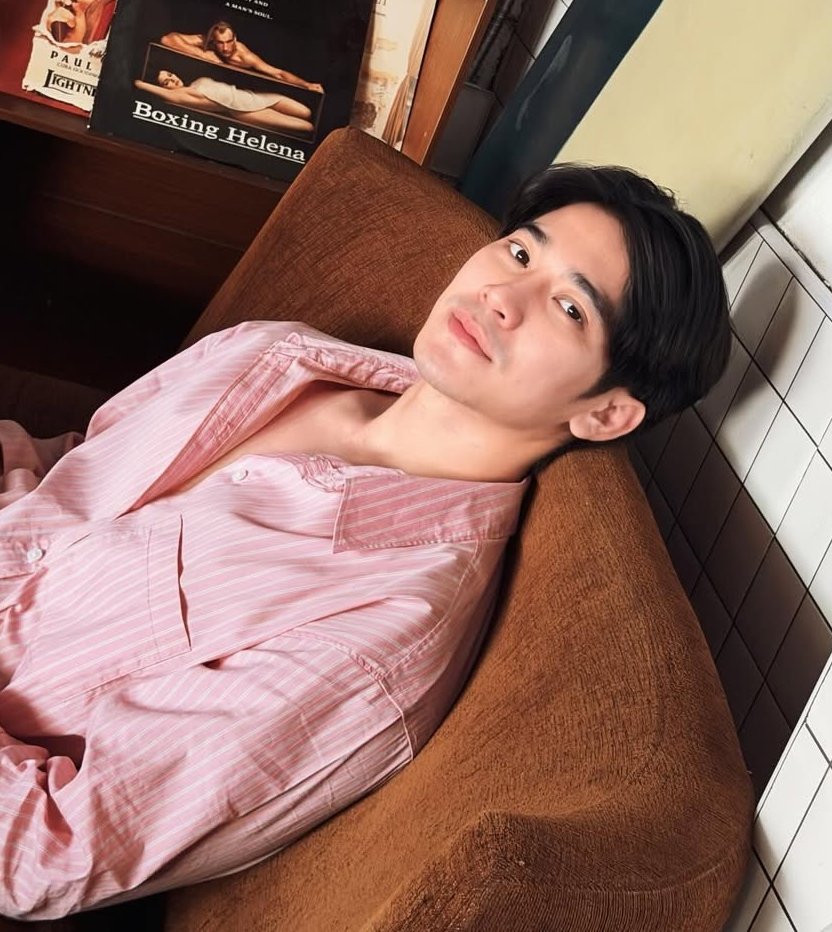 "ขยันคอลเนาะลุง"
"พี่อยู่วัด อยากถ่ายให้หนูดูว่าอากาศดีมาก"
"มุมกล้องสมอายุดี"
"พี่ไม่ยึดติด สังขารเป็นสิ่งไม่เที่ยง"
"วกไปธรรมะได้ไงวะเนี่ย.."
"อยู่ไหนครับ?"
"คาเฟ่ คนเดียวเหงาๆ"
"เดี๋ยวพี่ไปนั่งด้วย"
"ไม่ต้อง"
"..อ๋อ คาเฟ่นั้นเอง ขอบคุณที่ส่งโลเคชันมานะครับ"
"แค่มือลั่น!"