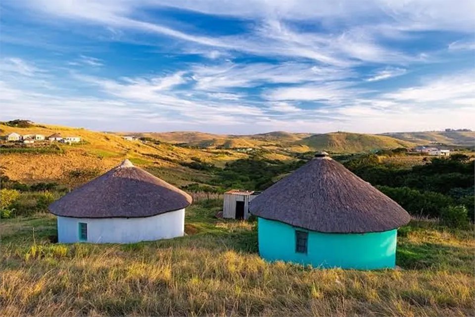 ThinkAb0utItt's tweet photo. The three Rondavels.

South Africa is home to three natural rock formations that are shaped like traditional African huts.

They have a round base and a slightly pointed top that resembles a roof of an African hut.
 
They are located within the Blyde River Canyon in Mpumalanga. https://t.co/LihVn8k0Z9