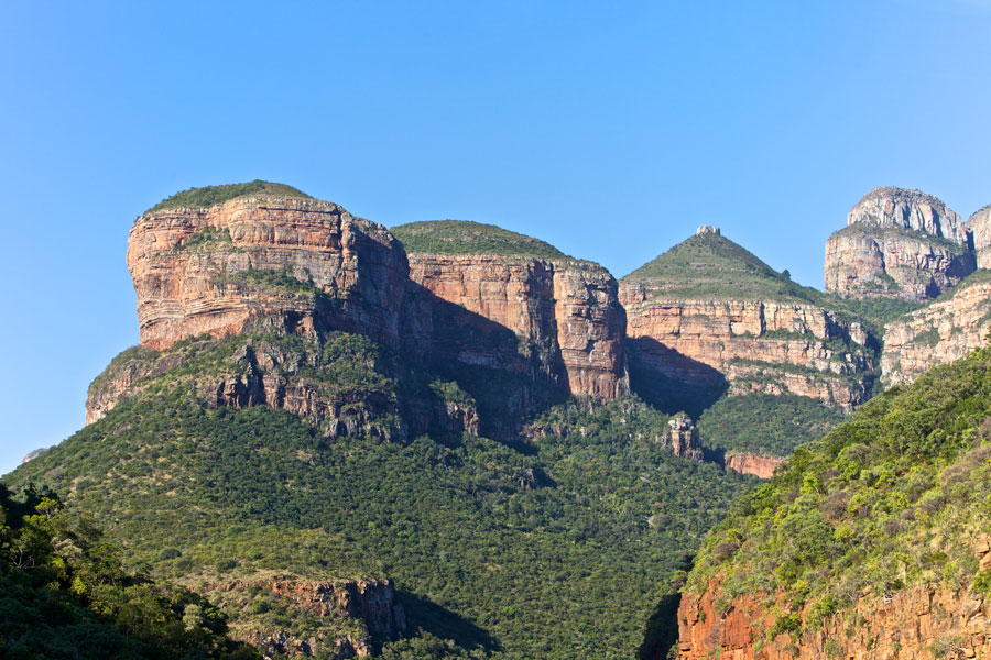 ThinkAb0utItt's tweet photo. The three Rondavels.

South Africa is home to three natural rock formations that are shaped like traditional African huts.

They have a round base and a slightly pointed top that resembles a roof of an African hut.
 
They are located within the Blyde River Canyon in Mpumalanga. https://t.co/LihVn8k0Z9